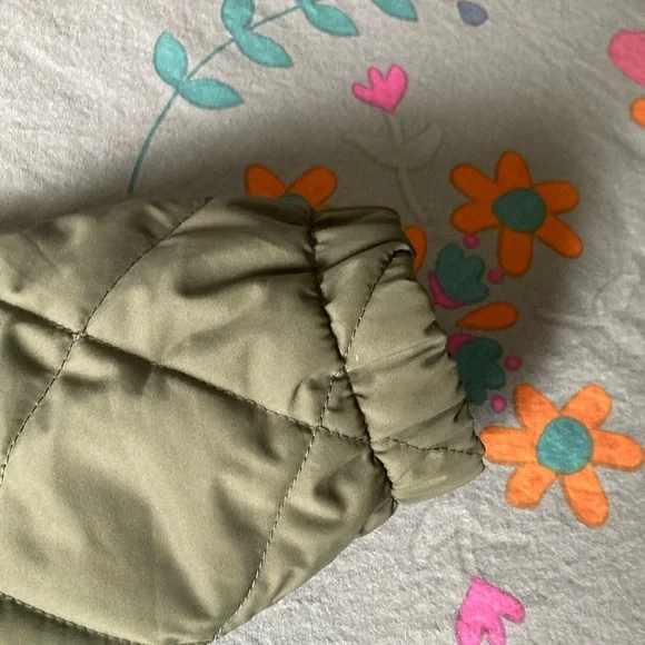 Vuori bomber jacket. Size small. Olive Green Quilted and no longer made - Picture 5 of 9
